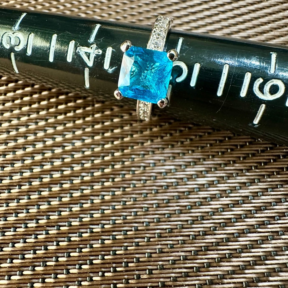Fragrant Jewels Silver Band Ring with Radiant Blue Stone